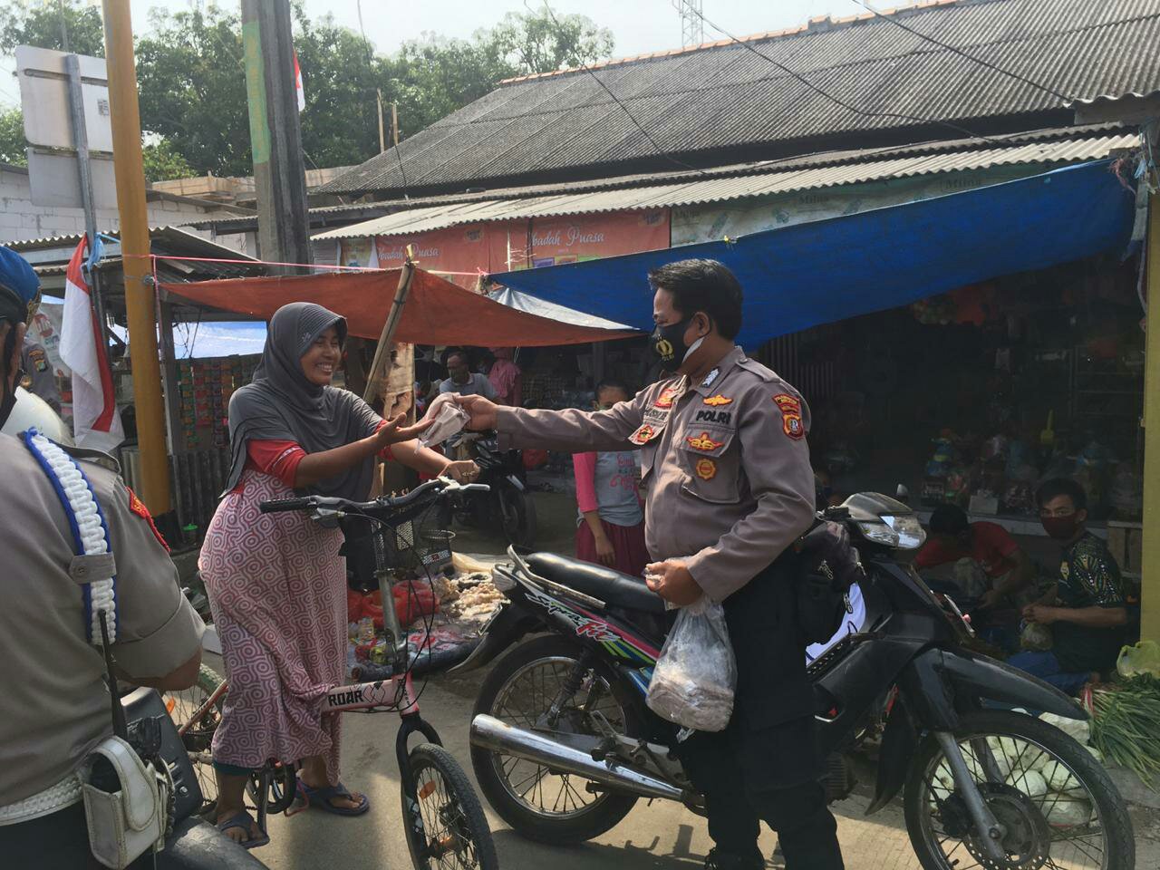 Polsek Muara Gembong Bagikan Masker Pada Pedagang Pasar Polsek Muara Gembong Bagikan Masker Pada Pedagang Pasar